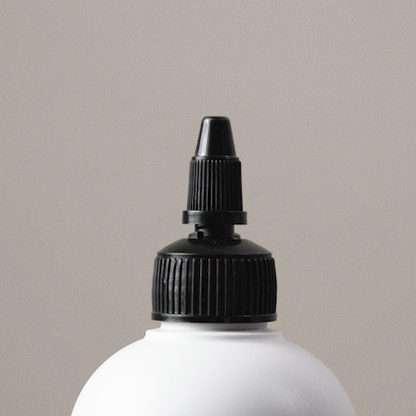 GIF showing the texture of the Alcôve Violet Shampoo